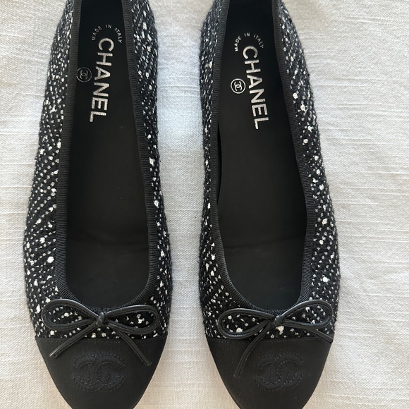 Size 11 (41) Summer 2023 Chanel flats - Picture 1 of 2